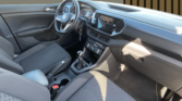 Intérieur Volkswagen T-Cross blanche – tableau de bord et sièges avant d’un SUV d'occasion / voiture occasion Perpignan