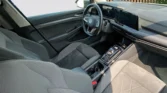Intérieur avant Volkswagen Golf 8, sièges et tableau de bord visibles